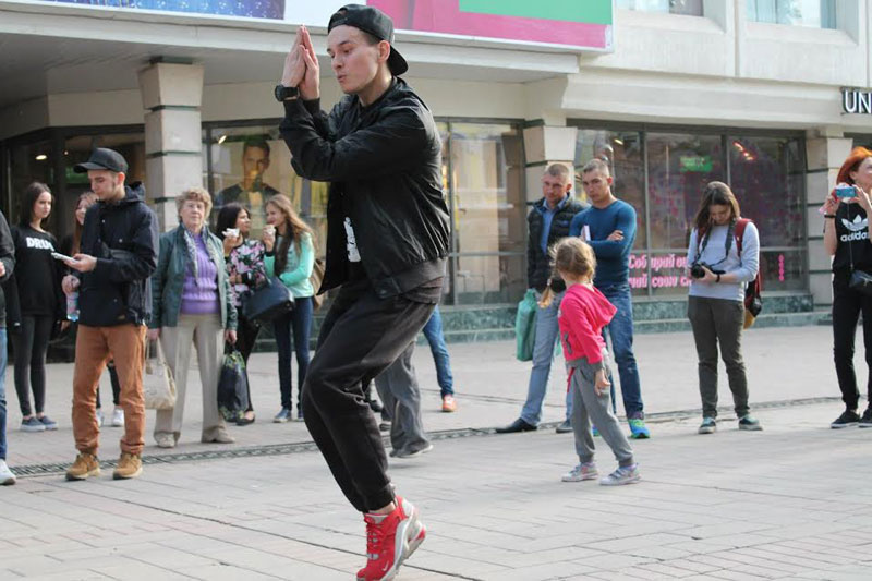 Проспект Кирова сделали сценой для поиска танцоров и музыкантов