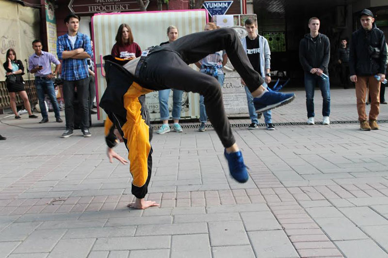 Проспект Кирова сделали сценой для поиска танцоров и музыкантов