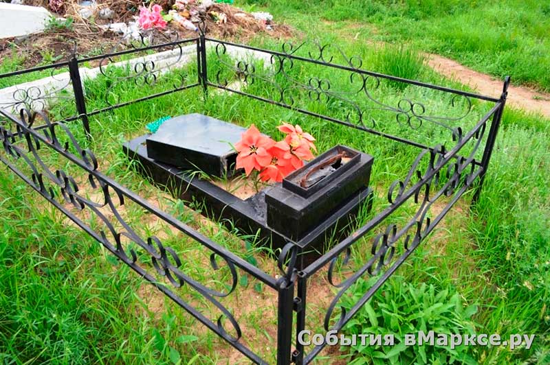 На кладбище в Марксе вандалы массово повалили кресты и надгробия