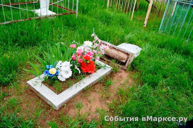 На кладбище в Марксе вандалы массово повалили кресты и надгробия