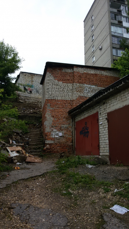 Разрушившийся сарай засыпал ведущую к школе лестницу