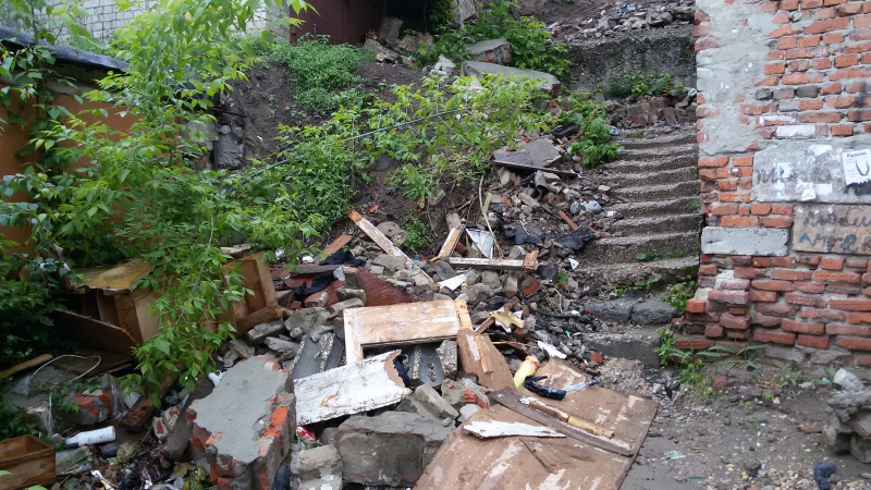 Разрушившийся сарай засыпал ведущую к школе лестницу