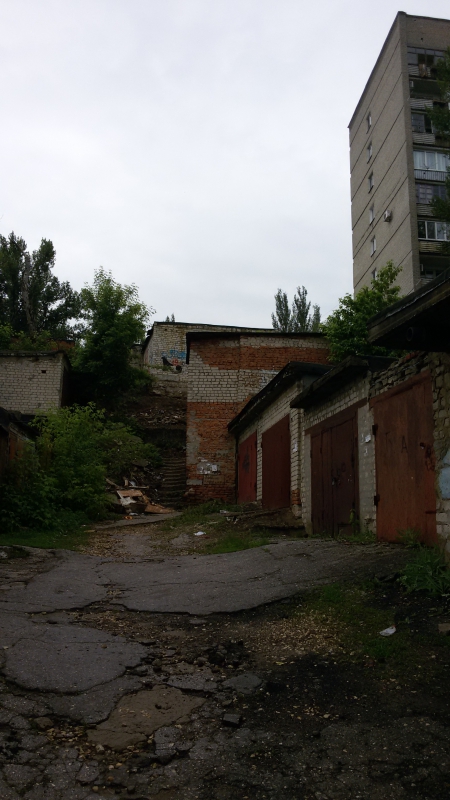 Разрушившийся сарай засыпал ведущую к школе лестницу