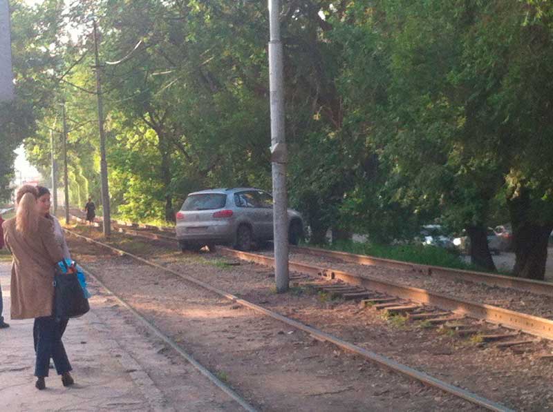 На Стрелке «Тигуан» попытался проехать по трамвайным путям и застрял