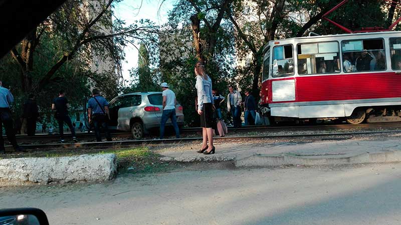 На Стрелке «Тигуан» попытался проехать по трамвайным путям и застрял