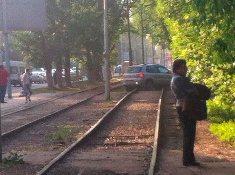 На Стрелке «Тигуан» попытался проехать по трамвайным путям и застрял