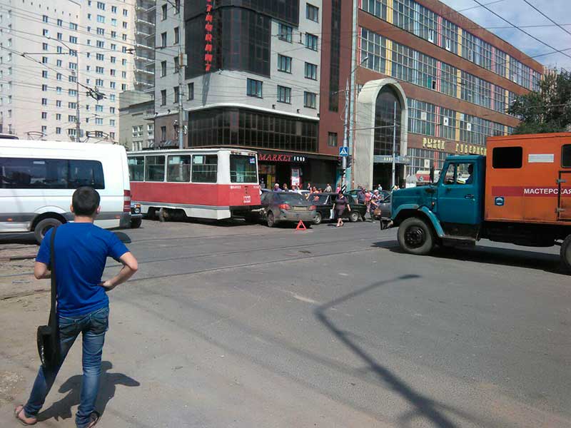 На Кутякова трамвай сошел с рельсов и протаранил три машины