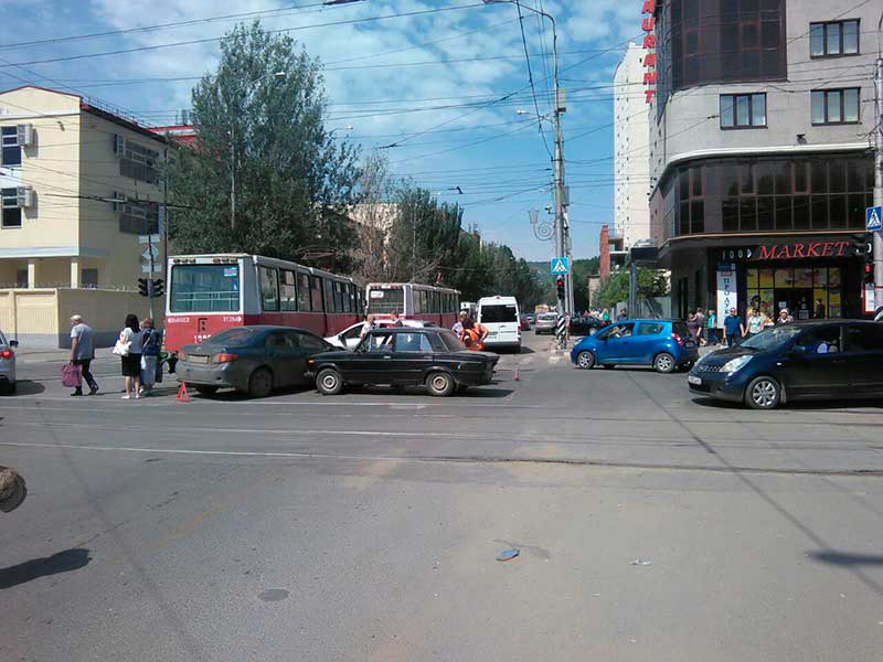 На Кутякова трамвай сошел с рельсов и протаранил три машины