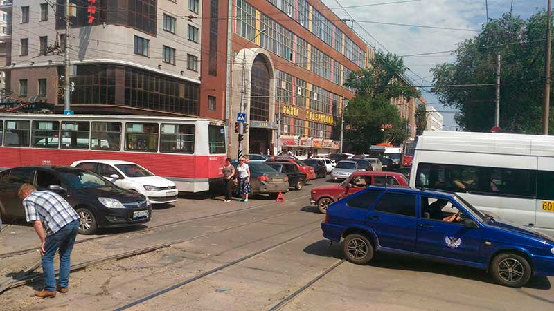 На Кутякова трамвай сошел с рельсов и протаранил три машины