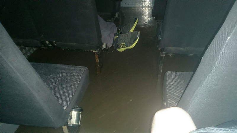 В Саратове пассажирам пришлось эвакуироваться из затопленной маршрутки