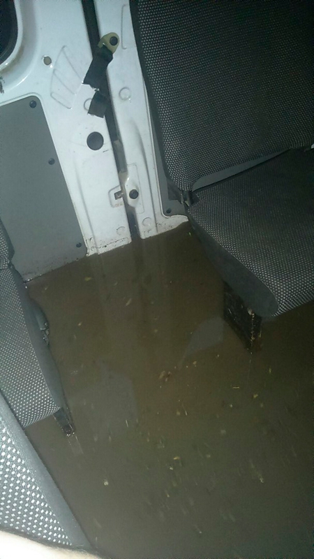 В Саратове пассажирам пришлось эвакуироваться из затопленной маршрутки