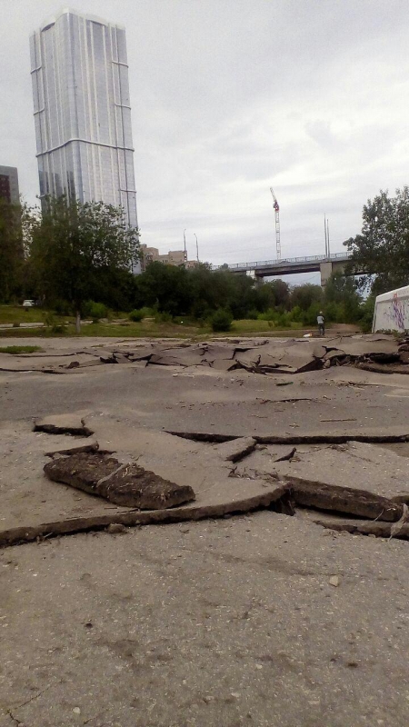 Набережная Космонавтов после ливня приобрела виды Апокалипсиса