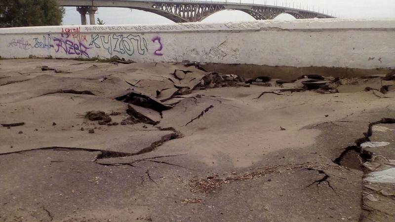 Набережная Космонавтов после ливня приобрела виды Апокалипсиса