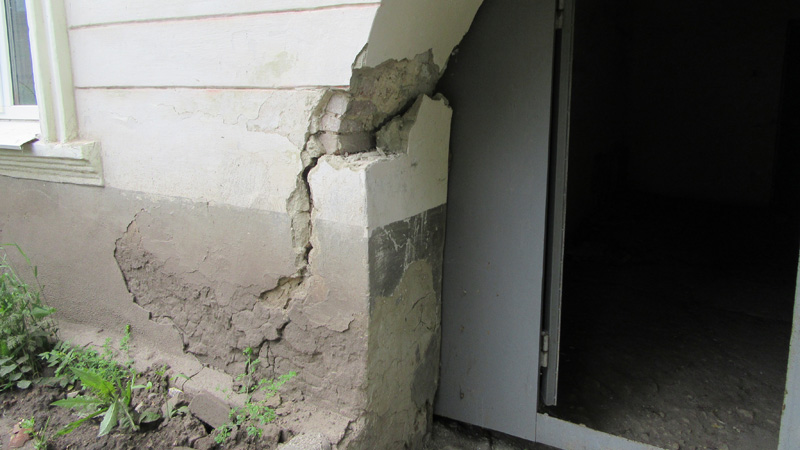 Рядом со строящимся ТРЦ разрушается памятник архитектуры