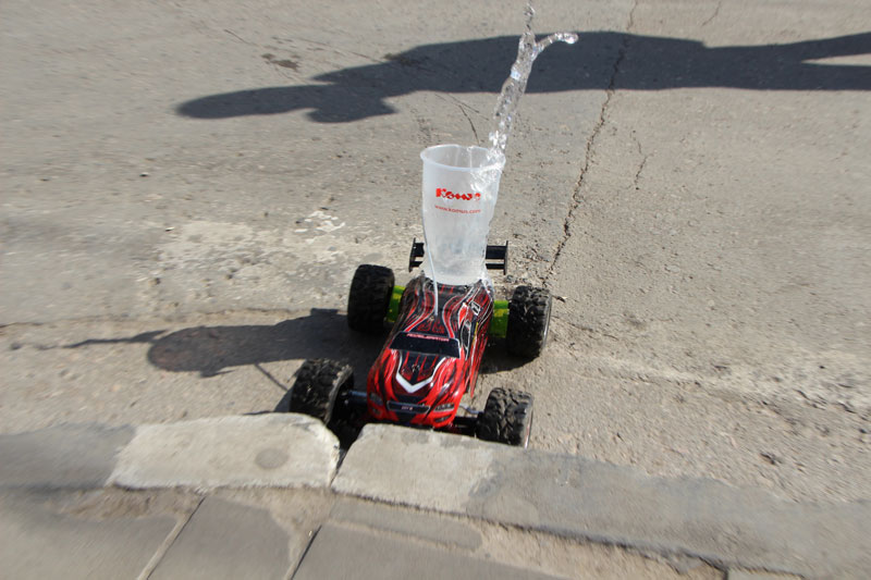 МГЕРовцы устроили тест-драйв игрушечной машинке по саратовской дороге