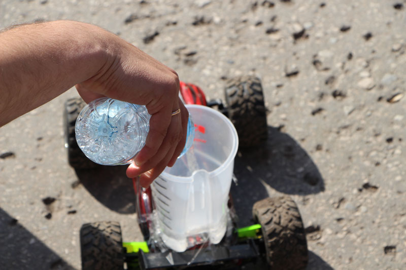 МГЕРовцы устроили тест-драйв игрушечной машинке по саратовской дороге