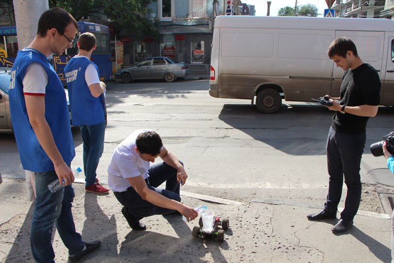 МГЕРовцы устроили тест-драйв игрушечной машинке по саратовской дороге