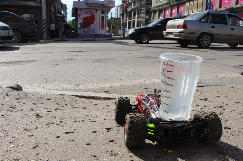 МГЕРовцы устроили тест-драйв игрушечной машинке по саратовской дороге