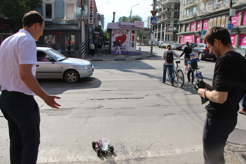 МГЕРовцы устроили тест-драйв игрушечной машинке по саратовской дороге