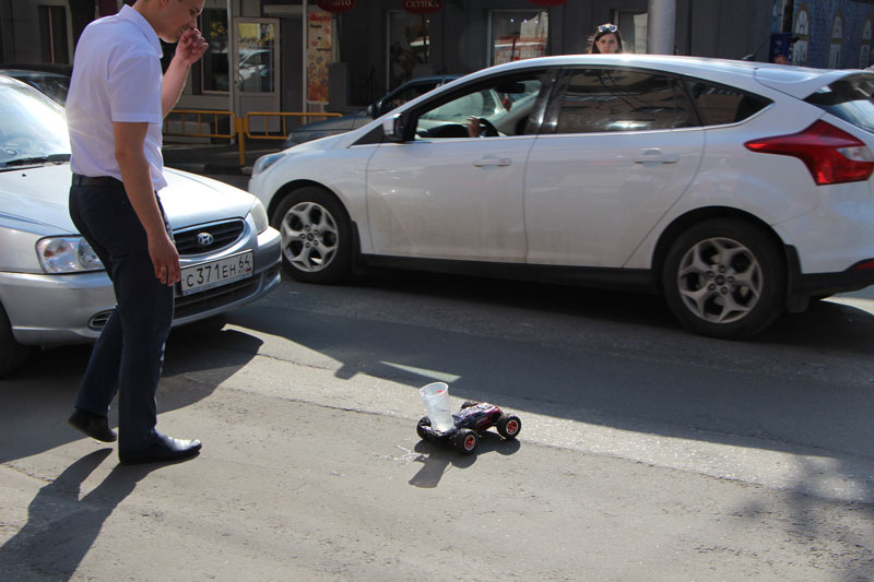 МГЕРовцы устроили тест-драйв игрушечной машинке по саратовской дороге