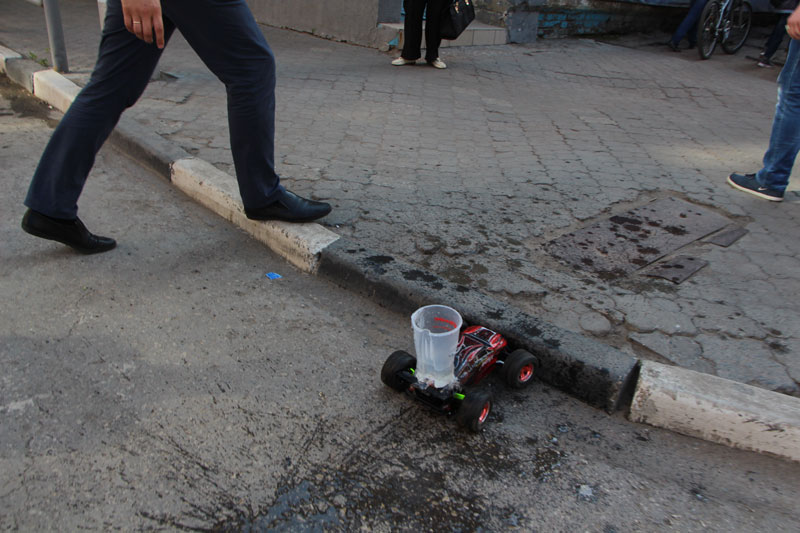 МГЕРовцы устроили тест-драйв игрушечной машинке по саратовской дороге