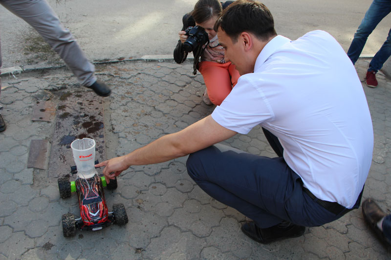 МГЕРовцы устроили тест-драйв игрушечной машинке по саратовской дороге