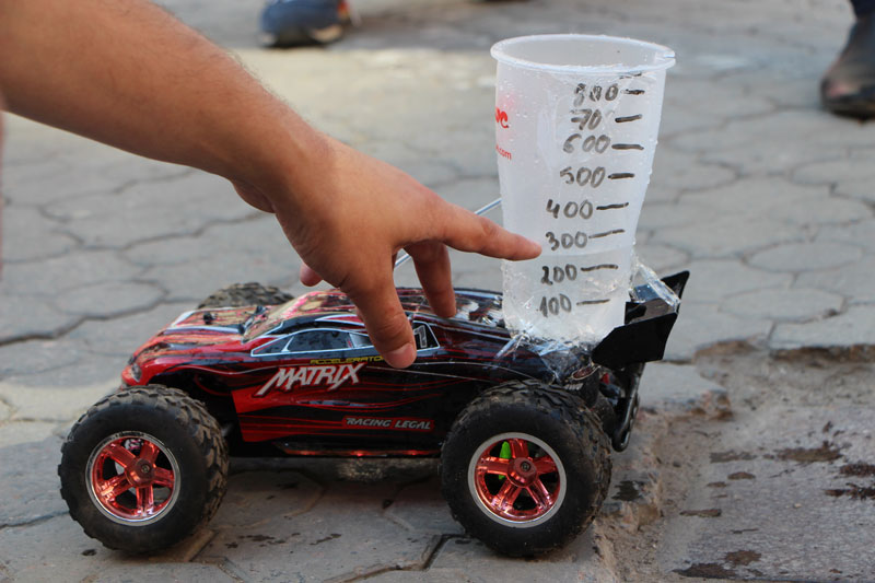 МГЕРовцы устроили тест-драйв игрушечной машинке по саратовской дороге