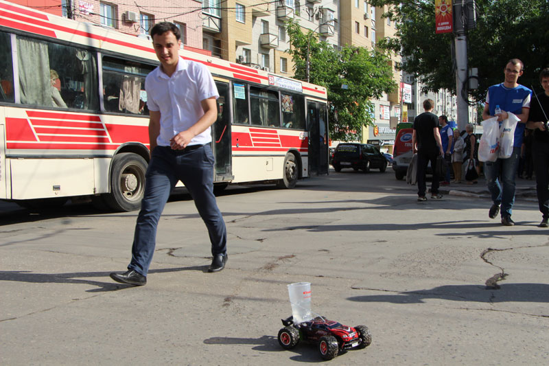 МГЕРовцы устроили тест-драйв игрушечной машинке по саратовской дороге