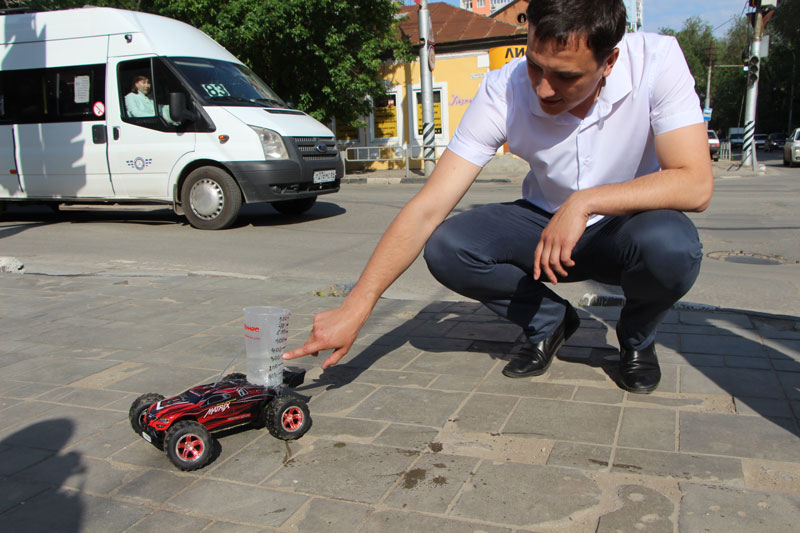 МГЕРовцы устроили тест-драйв игрушечной машинке по саратовской дороге