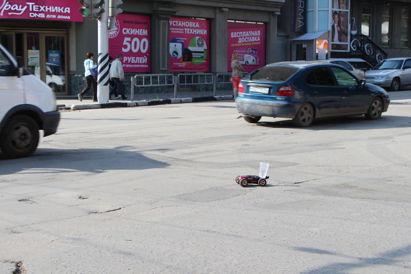 МГЕРовцы устроили тест-драйв игрушечной машинке по саратовской дороге