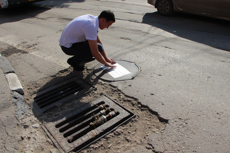 МГЕРовцы устроили тест-драйв игрушечной машинке по саратовской дороге