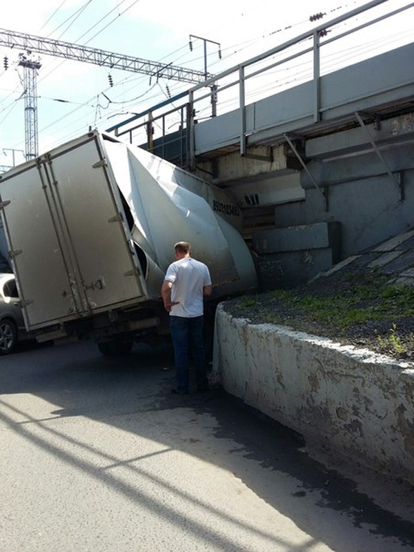 У «ГАЗели» разломился фургон при попытке проехать под мостом