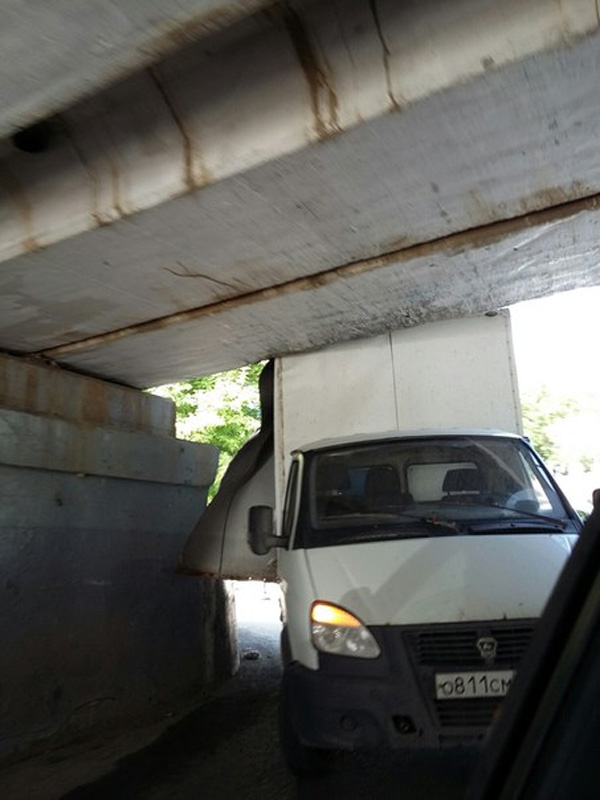 У «ГАЗели» разломился фургон при попытке проехать под мостом