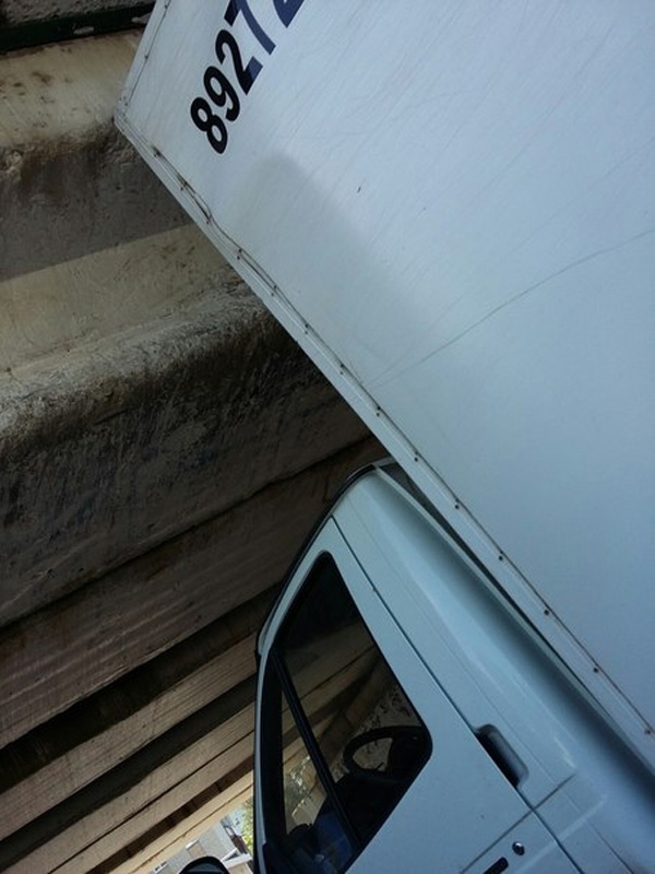 У «ГАЗели» разломился фургон при попытке проехать под мостом