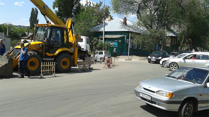 Две иномарки столкнулись на перекрестке и врезались в автокран