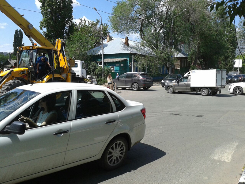 Две иномарки столкнулись на перекрестке и врезались в автокран