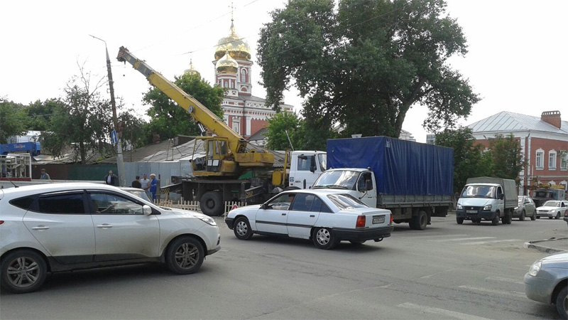 Две иномарки столкнулись на перекрестке и врезались в автокран