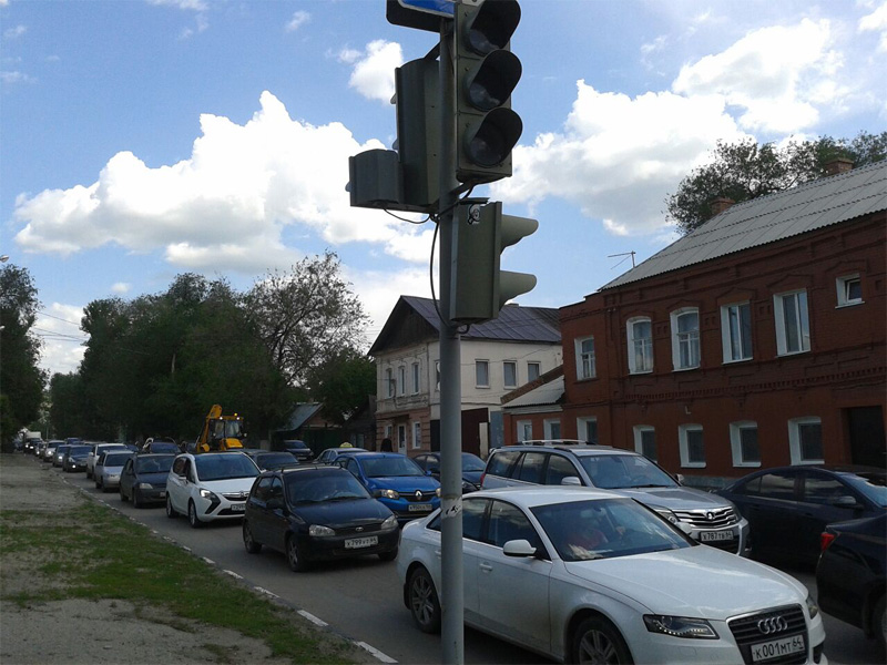 Две иномарки столкнулись на перекрестке и врезались в автокран