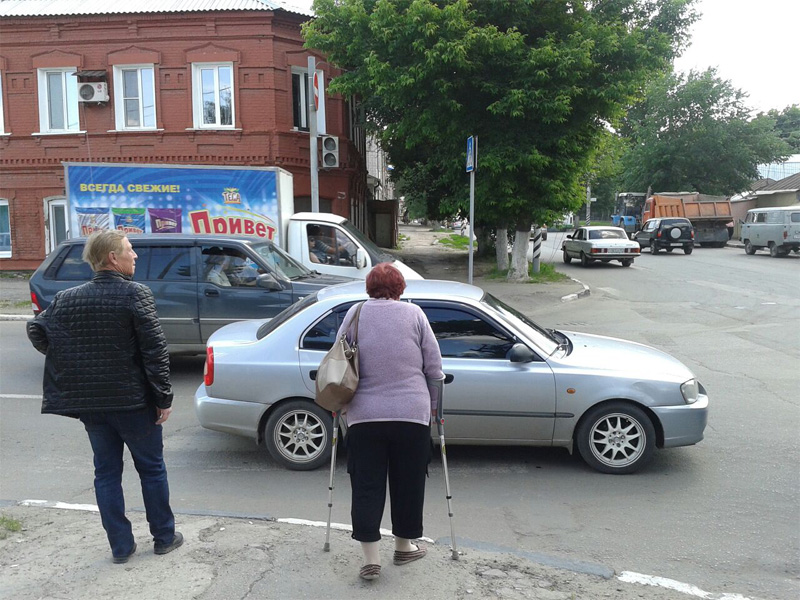 Две иномарки столкнулись на перекрестке и врезались в автокран