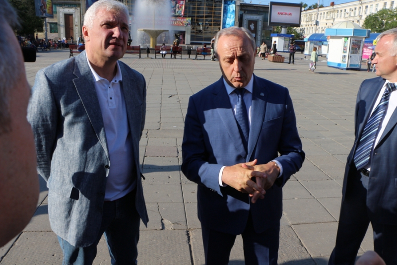 Губернатор расспросил девушку-промоутера про костюм миньона