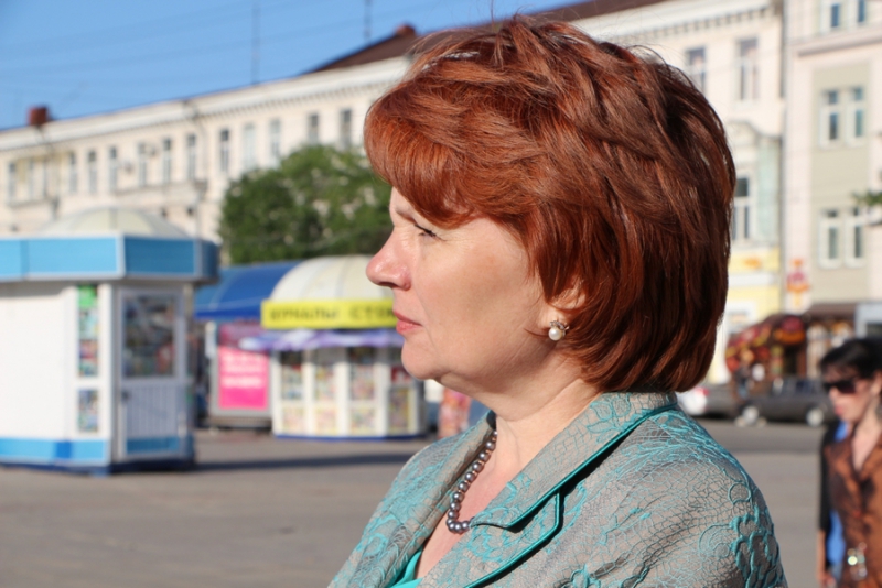 Губернатор расспросил девушку-промоутера про костюм миньона