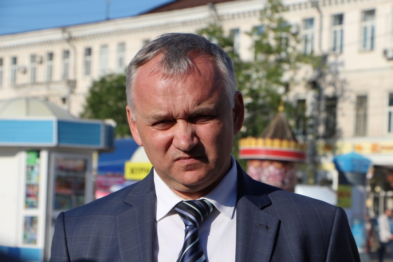 Губернатор расспросил девушку-промоутера про костюм миньона