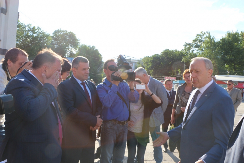 Губернатор расспросил девушку-промоутера про костюм миньона