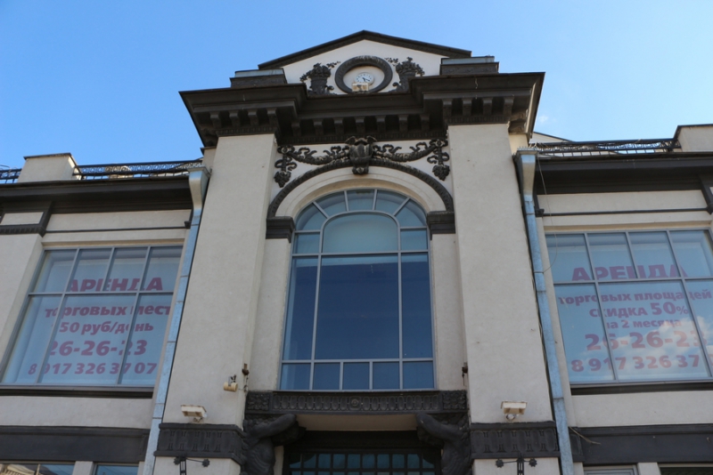 Губернатор расспросил девушку-промоутера про костюм миньона