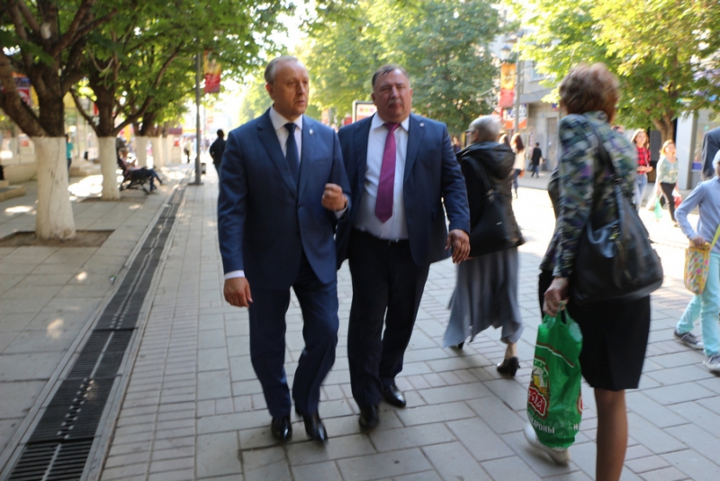 Губернатор расспросил девушку-промоутера про костюм миньона