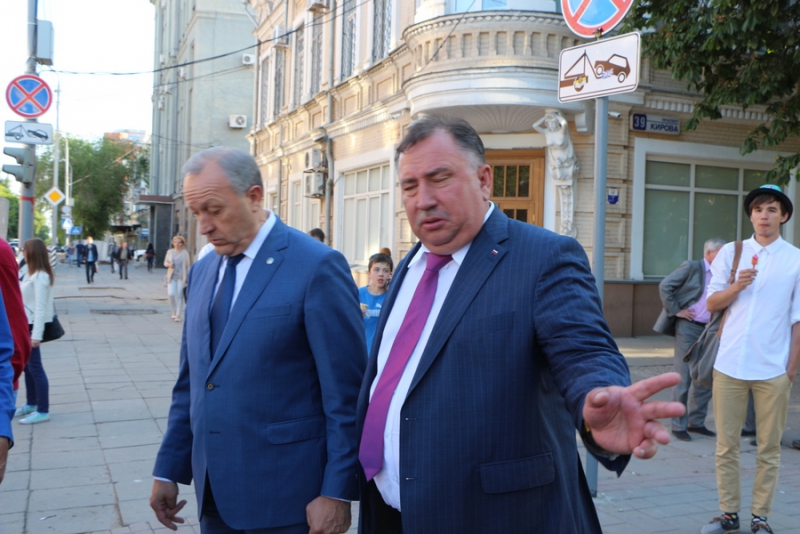 Губернатор расспросил девушку-промоутера про костюм миньона