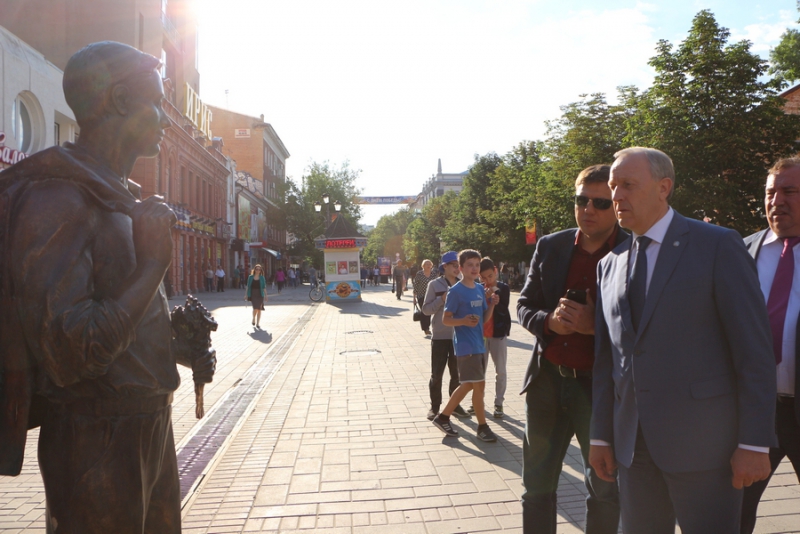 Губернатор расспросил девушку-промоутера про костюм миньона