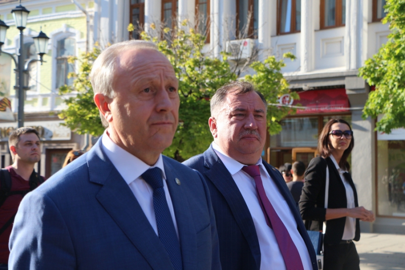 Губернатор расспросил девушку-промоутера про костюм миньона