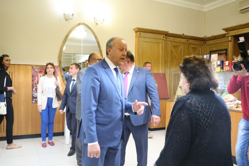 Губернатор расспросил девушку-промоутера про костюм миньона