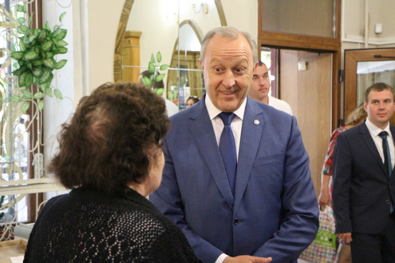 Губернатор расспросил девушку-промоутера про костюм миньона